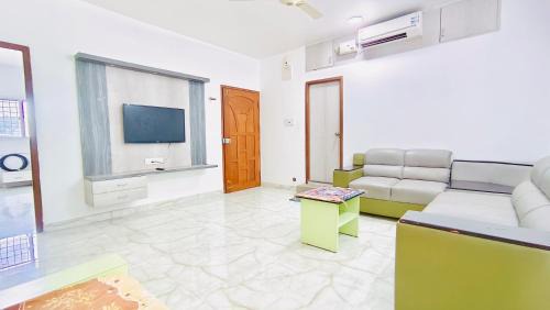ELO House - Spacious 2BHK Apartment with Kitchen, Malleswaram