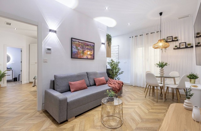 Elvira Elegant Suite: very central next to Cathedral and Albaicin