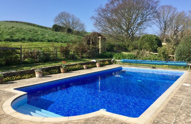 ELWORTH FARMHOUSE COTTAGE, romantic, with pool in Portesham