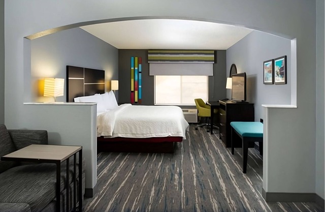 Embrace Glenwood Springs! Pool, Free Breakfast, Pets Allowed, Free Parking!