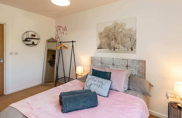 Emerald Blossom-2 Bed Apartment.Sleeps 4.Central Warrington,WiFi,Parking.Smart T