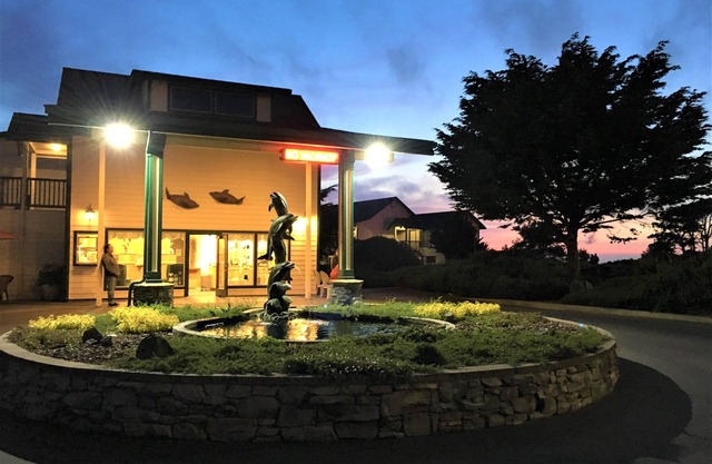 Emerald Dolphin Inn & Mini Golf