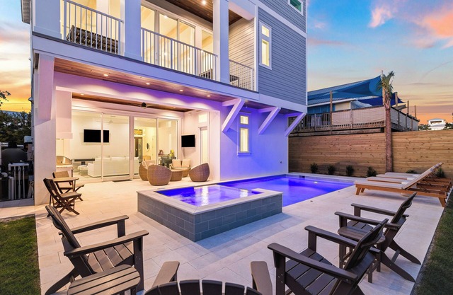 Emerald Enclave by AvantStay | 18BDR Buyout | Two Stunning Homes by the Beach!