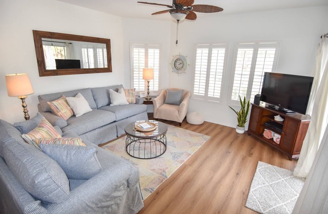 Emerald Escape II - 2BR SPC Beach Walk