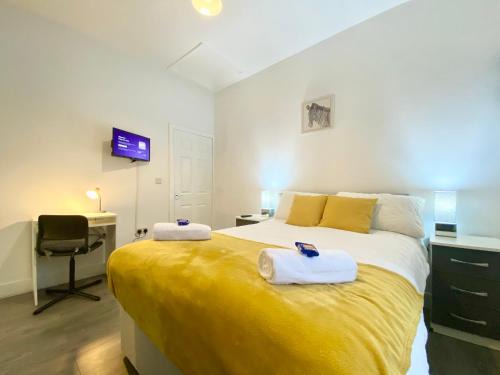 EMERALD LIVING - Stoke-on-Trent Central, sleeps 5, with free parking!