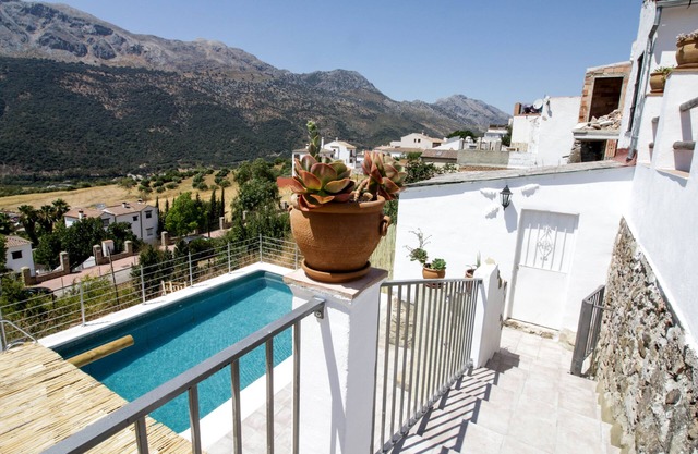 Piscine émeraude, terrasse privée, vue magnifique. Maison Recentar.