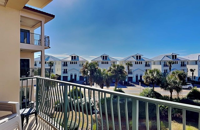 Emerald Waters Vacation Condo ~ Courte promenade à la plage ~ Piscine communautaire et bain à remous!