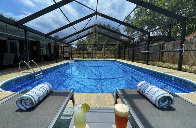 Emerald Waves Hideaway *Free Heated Pool & Game Room 10 mins to Pensacola Beach*