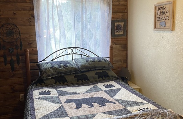 Emmons Creek Landing. Spacious peaceful creek side cabin.