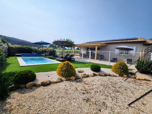 En Ardèche, maison de vacances L'Odalys climatisée avec sa piscine privée et chauffée