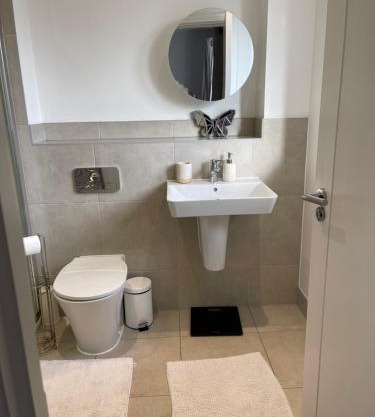 En-suite bedroom in a family home near Gatwick airport and Horley station