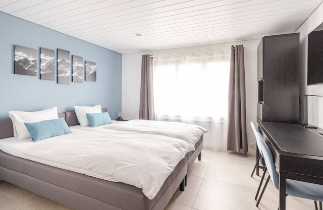 En-suite guestroom, close to Zürich and Luzern, private entrance and parking