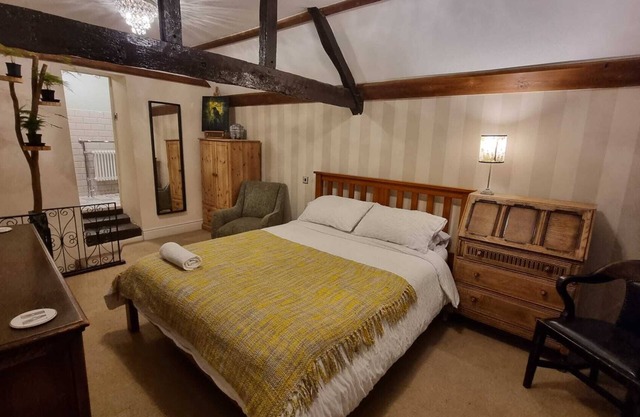 En-suite Room in 16th Century Cottage With Easy Access to Liverpool