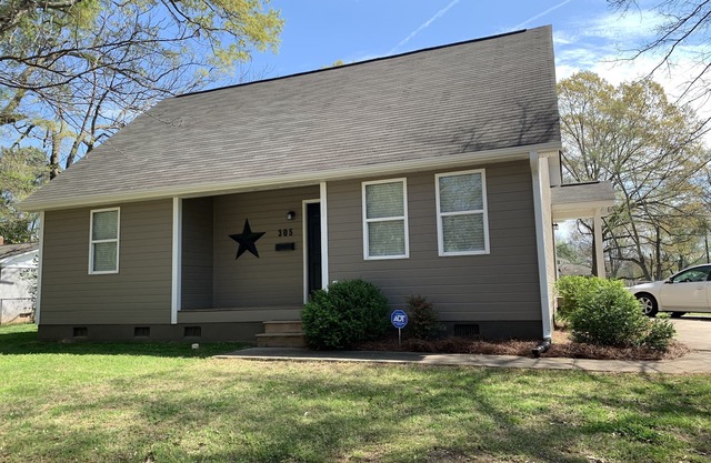 Encanto!! A cheerful 2-bedroom first floor home.