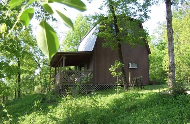 Cabine enchantée sur une falaise surplombant la rivière Ouachita dans la forêt nationale
