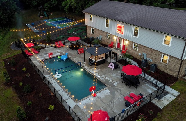 "Enchanted Forest" - Spacious 6 Bed Home w/ Pond, Pickleball, Basketball & More