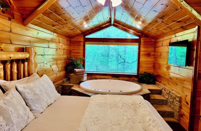 Hilltop Hideaway-- Cabine de luxe avec vue imprenable et jacuzzi pour deux