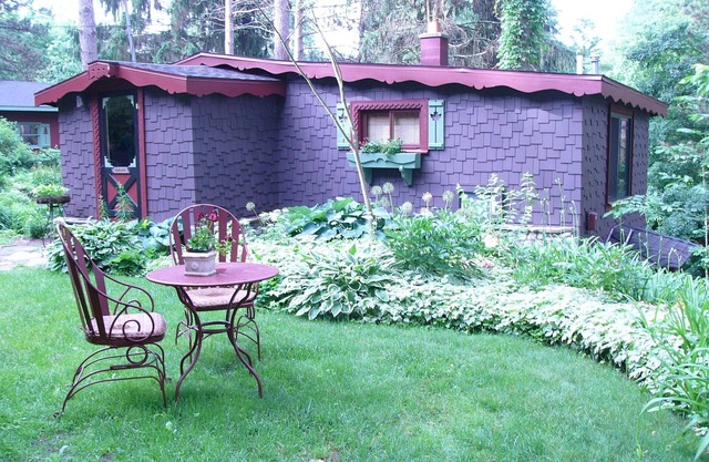 Enchanted Lakeside Cottage Niché dans vivaces Gardens