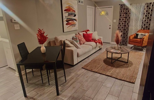 Enchanting 1bedroom Polish Apartment w/free WiFi& parking near most attractions