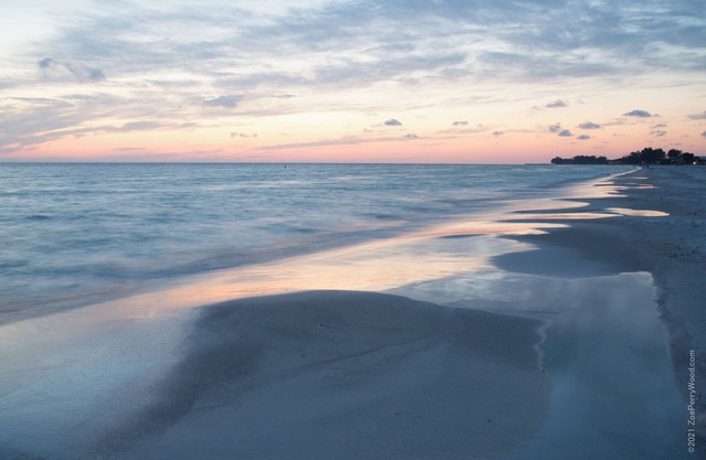 Enchanting 3 BR/2 BA hideaway minutes from AMI Beaches & Robinson's Preserve.