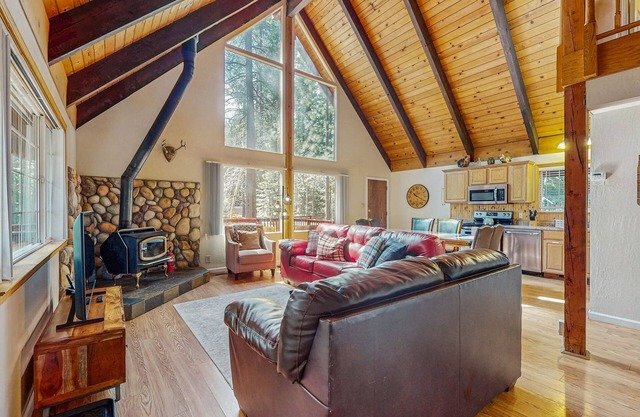 Chalet alpin enchanteur avec poêle à bois, beaucoup d’espace et un emplacement de choix!