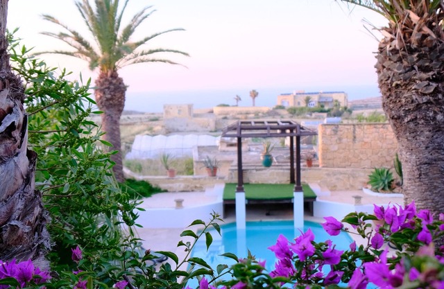 Ferme rustique avec piscine privée et jardin arboré avec vue sur la mer