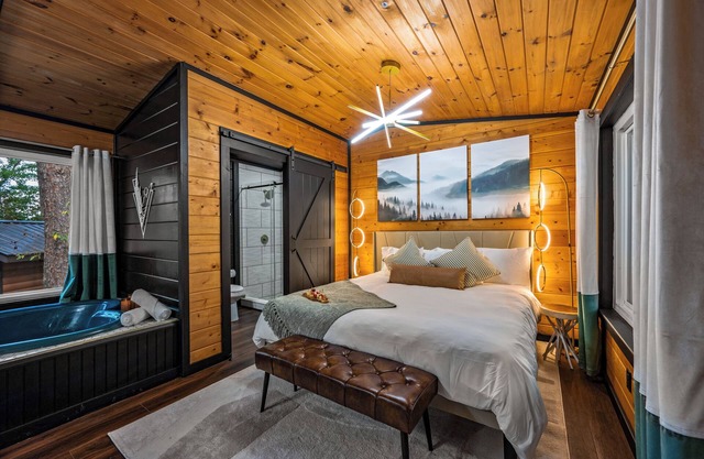 Enchanting Couples Escape! PrivateTheater + Hottub! Fire Pit! SEASONAL SPECIALS!