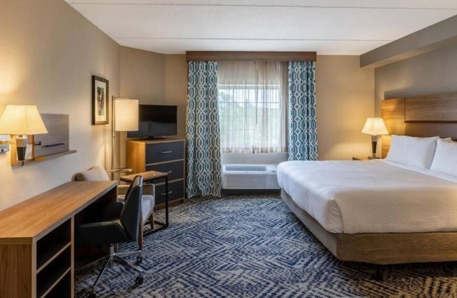 Enchanting Getaway! Minutes’ Drive to Savannah Beach, Outdoor Pool, Free Parking