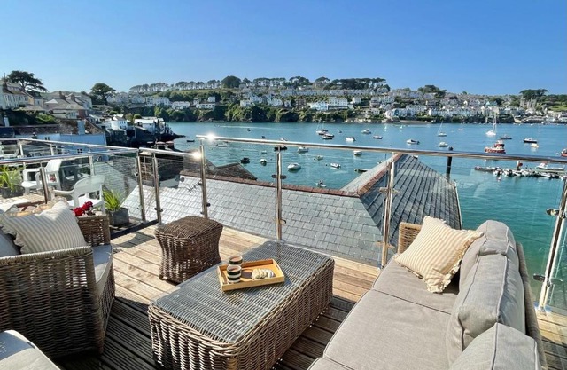 Enchanting Harbourside Cottage with Panoramic Views