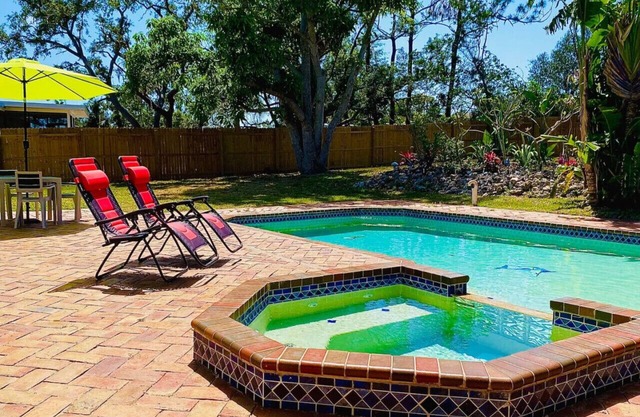 Enchanting house, beach, king beds, pool, 3 bdrs