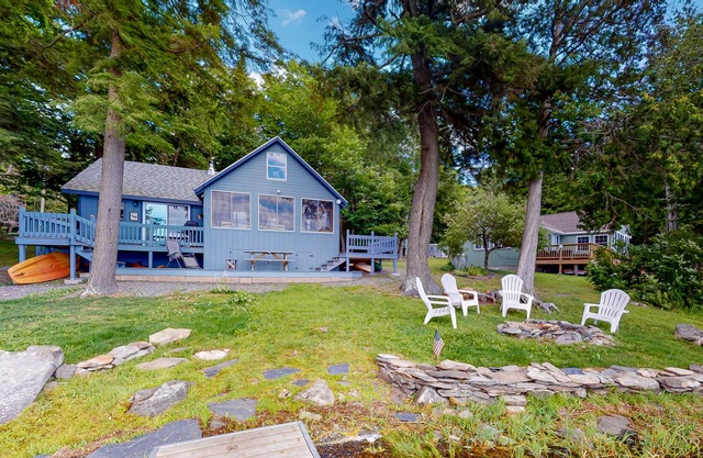 Enchanting lakeside cottage with dock, kayaks, firepit, fast WiFi & washer/dryer