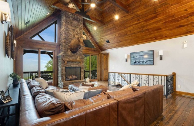 5BR Log Lodge haut de gamme à Blowing Rock, vue sur la montagne, bain à remous, table de billard, bar, 3 suites King!