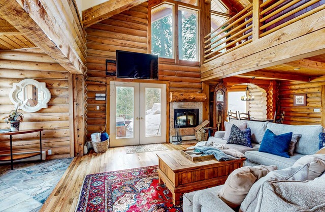 Enchanting mountain escape with hot tub, fireplace, deck, W/D & incredible views