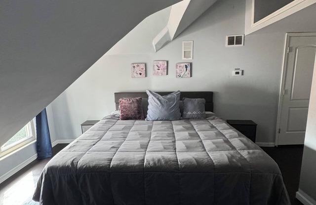 Enchanting Private Room in shared 5-bedroom house with WiFi and AC in Detroit