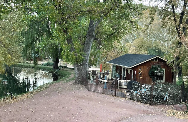 Cottage on the pond. Hot tub. Fall Special. Come watch the leaves change