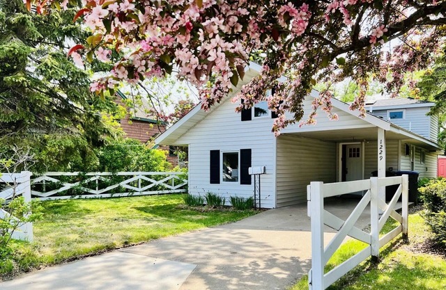Train Car Retreat | Park Point Tiny Home | Walk to Beach