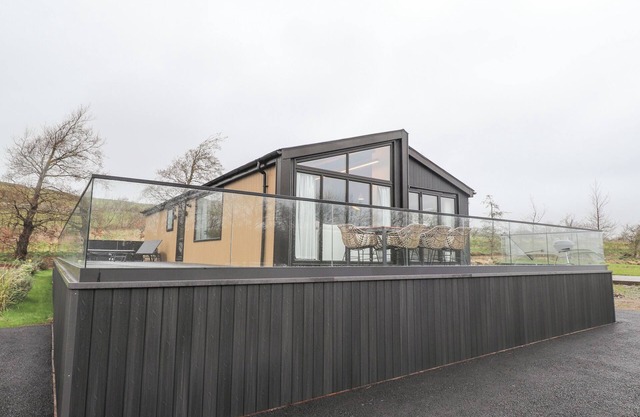 ENCIL GYFRINFA, pet friendly, with hot tub in Llithfaen