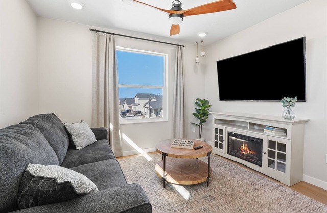 Private King Enclave! Sleeps 4! Outdoor Patio View