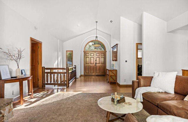 Walk 2 Lake! Large Family Home, Dogs Welcome; Enclosed backyard w Running Stream