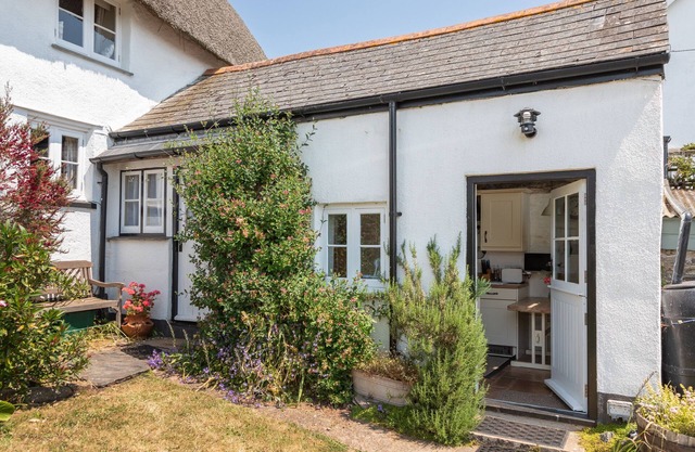END COTTAGE, character holiday cottage, with open fire in Malborough