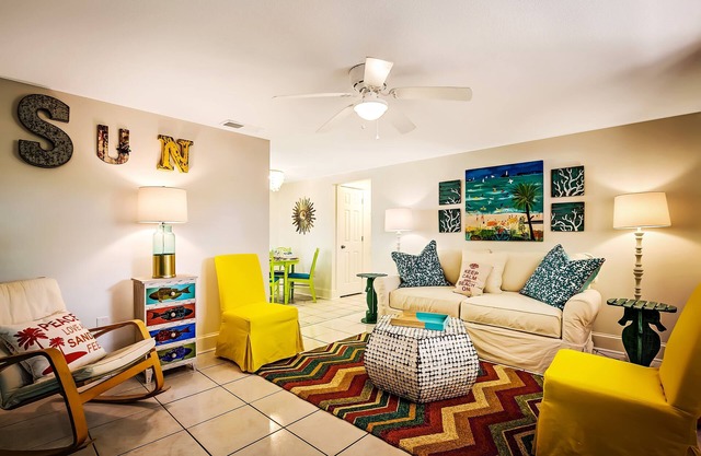 🌞Cozy cottage close to everything-Private patio-3 min to the beach! 🌴