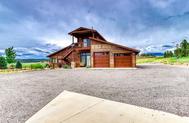 Neaux Better Place: Charming Mountain Apartment, Deck w/ Views, Gas Stove, 5 Mins to Downtown Pagosa