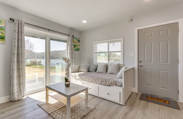 End Unit w/ Clear Lake Access in NorCal!