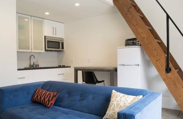 English cottage guest house loft in an upscale and highly walkable neighborhood.