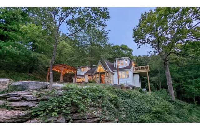 English Cottage near Branson Attractions