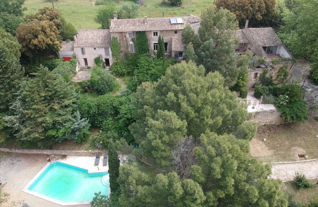 Propriété de caractère avec piscine et belle vue du Luberon