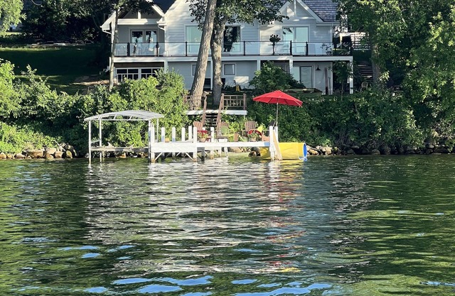 Profitez de 150 'de marches donnant sur le lac depuis votre maison