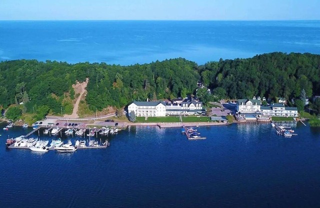 ENJOY 2 LAKES: NEW Portage Lakefront condo w/2 Kayaks, walk to Lake Michigan!