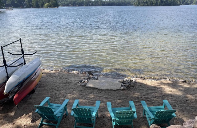 Profitez de 200 pieds de façade privée sur le lac Spider