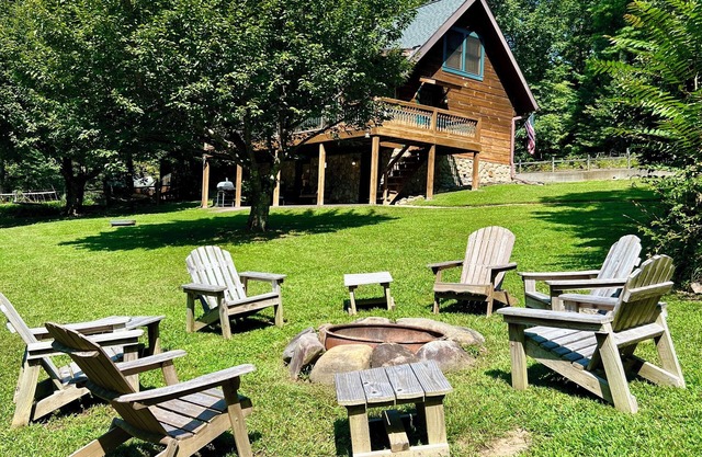 Cabin . Fire Pit . Pet Friendly and .5 Acre